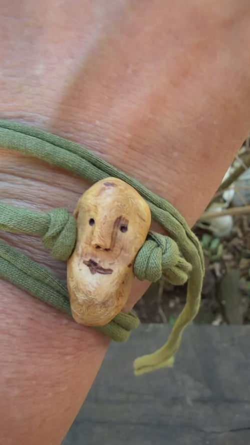 Armbandwichtel Kasti handgeschnitzt aus magischer Baumperle