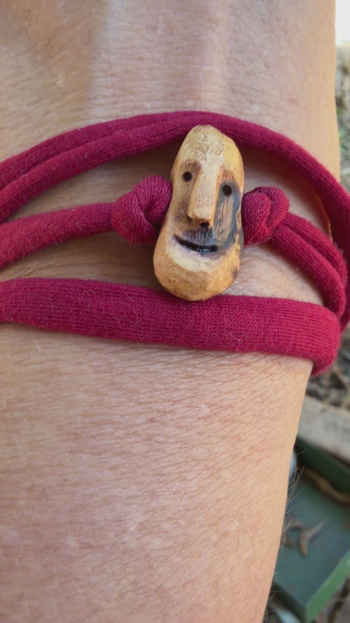 Armbandwichtel Quorko handgeschnitzt aus magischer Baumperle