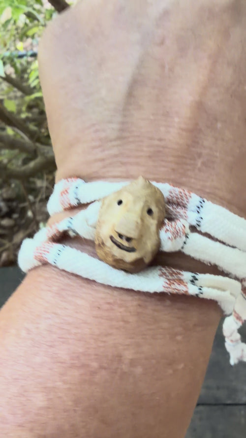 Armbandwichtel Raskel handgeschnitzt aus magischer Baumperle
