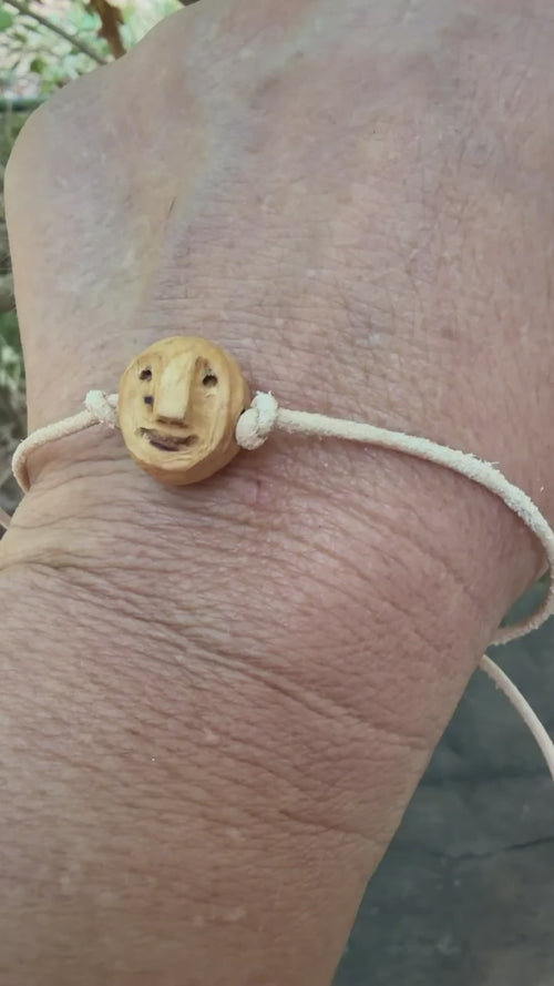 Armbandwichtel Waldemine handgeschnitzt aus magischer Baumperle