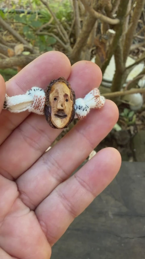 Armbandwichtel Buchi handgeschnitzt aus magischer Baumperle