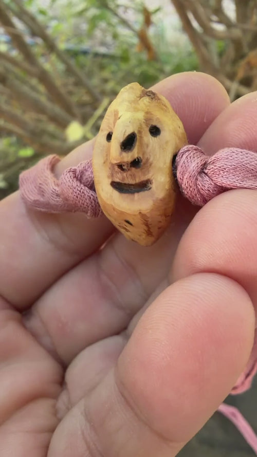 Armbandwichtel Blütenzeli handgeschnitzt aus magischer Baumperle
