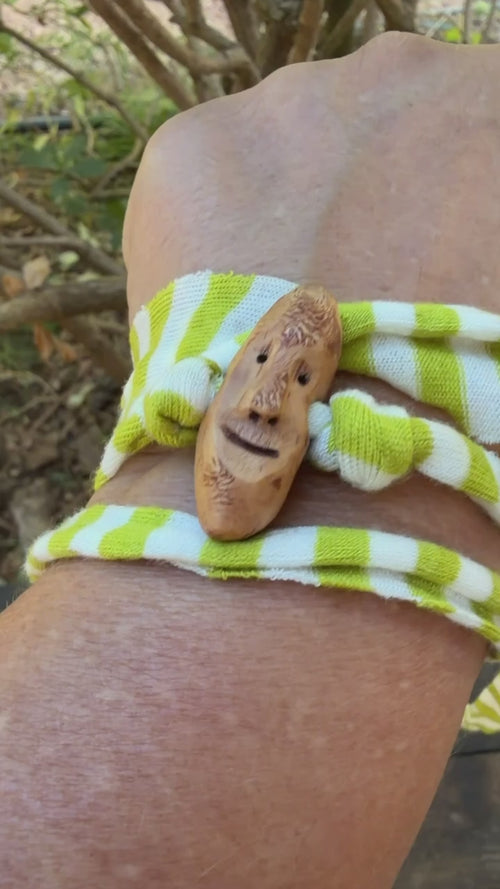 Armbandwichtel Buchsli handgeschnitzt aus magischer Baumperle (Kopie)