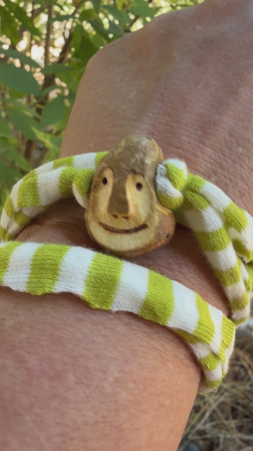 Armbandwichtel Flunker handgeschnitzt aus magischer Baumperle