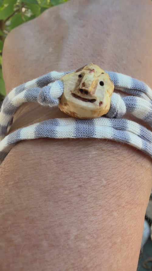 Armbandwichtel Zapfel handgeschnitzt aus magischer Baumperle