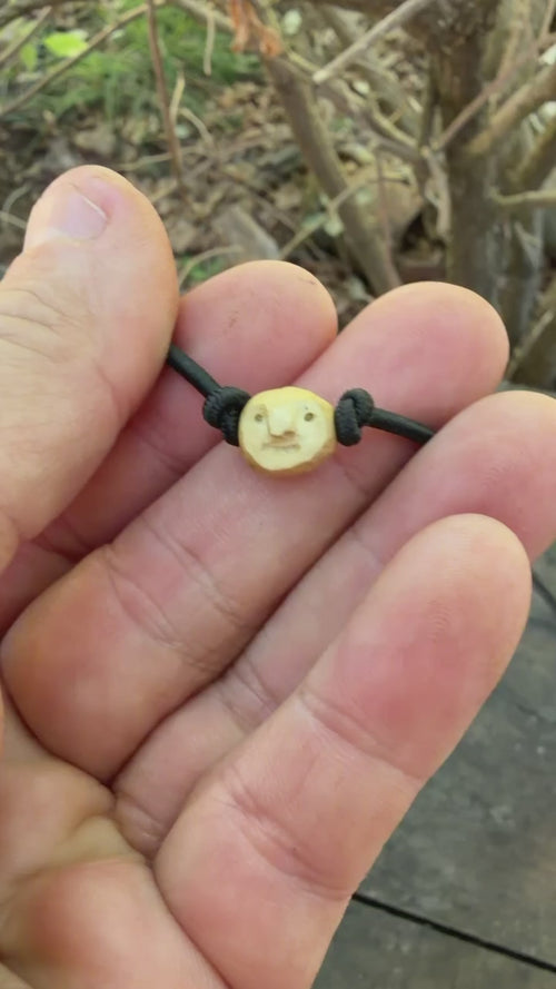 Armbandwichtel Knuffi handgeschnitzt aus magischer Baumperle