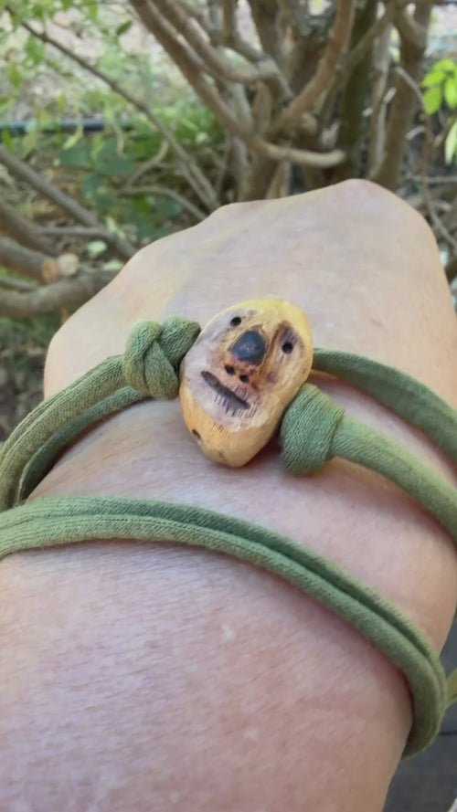 Armbandwichtel Lindi handgeschnitzt aus magischer Baumperle