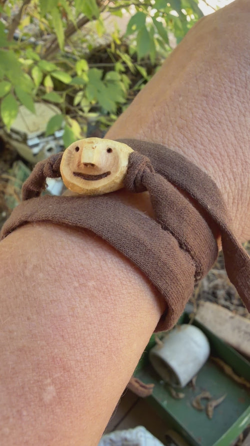 Armbandwichtel Drollo handgeschnitzt aus magischer Baumperle