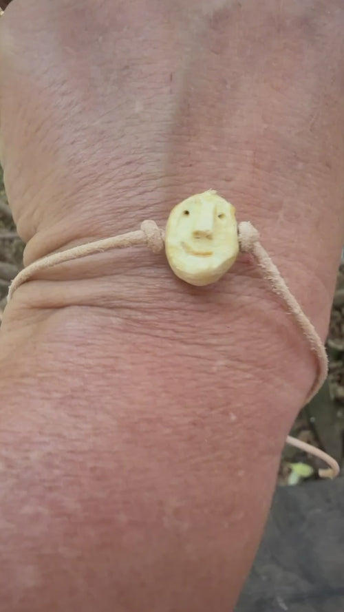 Armbandwichtel Nussi handgeschnitzt aus magischer Baumperle
