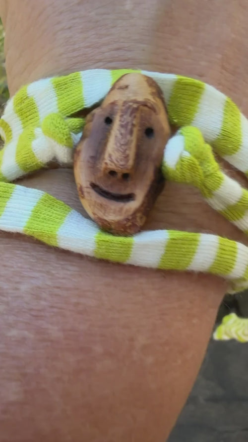Armbandwichtel Robi handgeschnitzt aus magischer Baumperle
