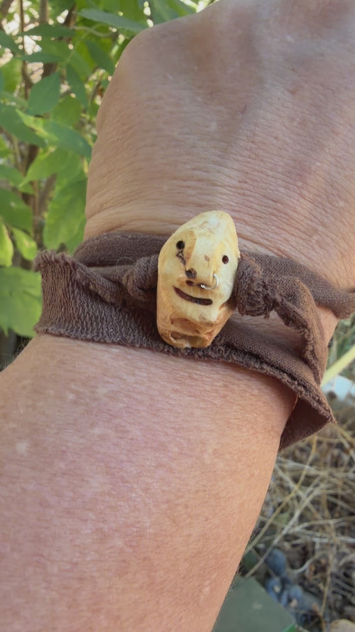 Armbandwichtel Birkor handgeschnitzt aus magischer Baumperle