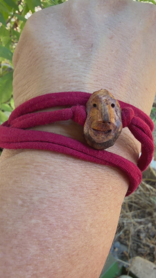 Armbandwichtel Knispor handgeschnitzt aus magischer Baumperle