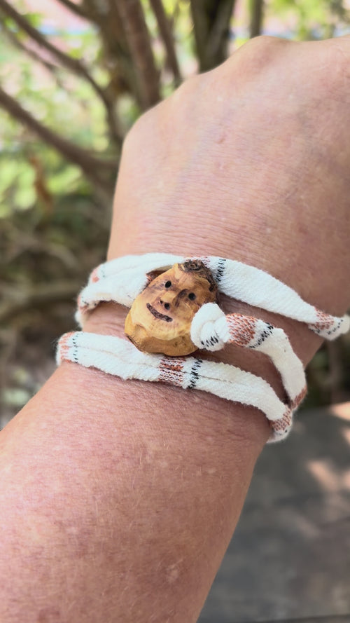 Armbandwichtel Grumil handgeschnitzt aus magischer Baumperle