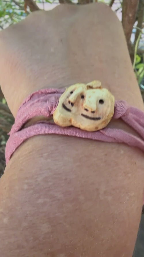 Armbandwichtel Lila und Lilu handgeschnitzt aus magischer Baumperle