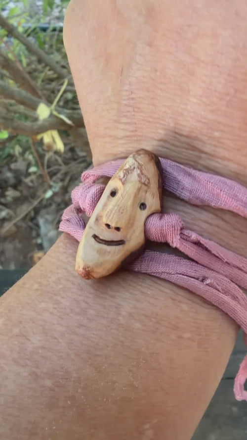 Armbandwichtel Blütenmara handgeschnitzt aus magischer Baumperle