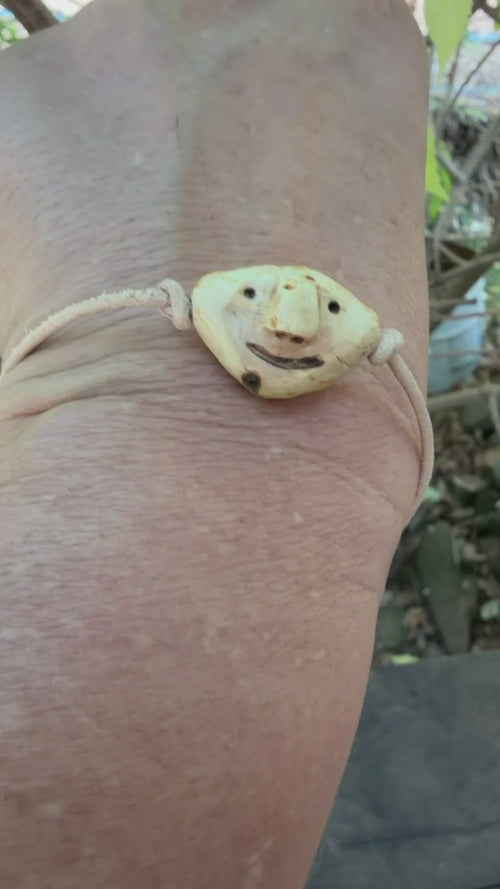 Armbandwichtel Vindrek handgeschnitzt aus magischer Baumperle