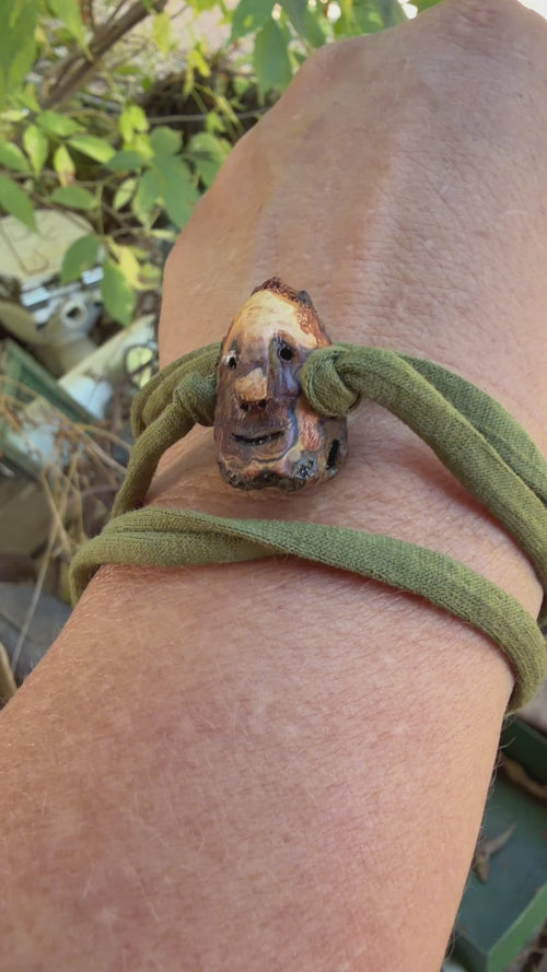 Armbandwichtel Moorik handgeschnitzt aus magischer Baumperle
