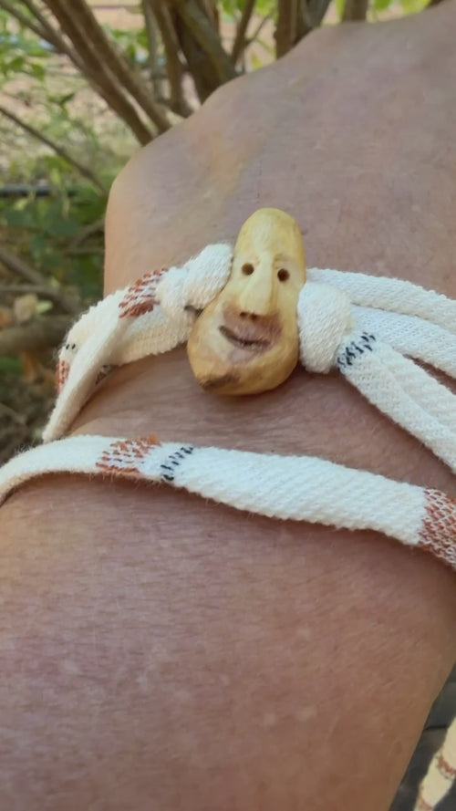 Armbandwichtel Tanski handgeschnitzt aus magischer Baumperle