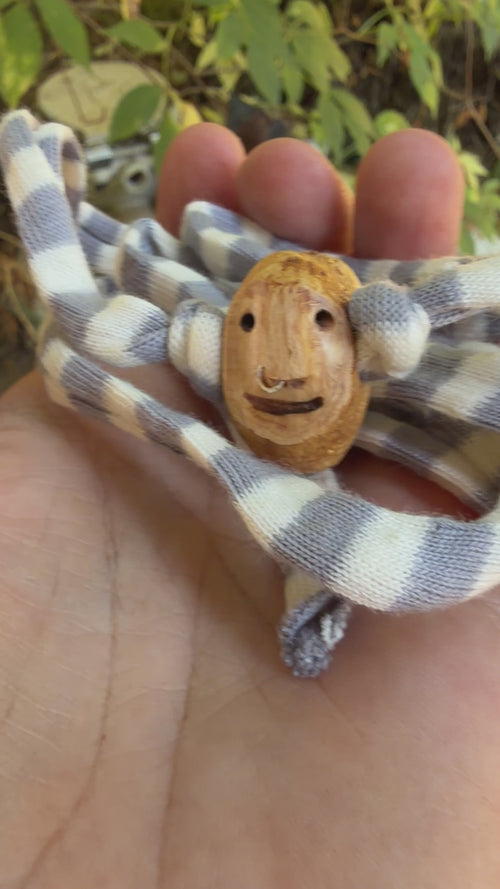 Armbandwichtel Morko handgeschnitzt aus magischer Baumperle