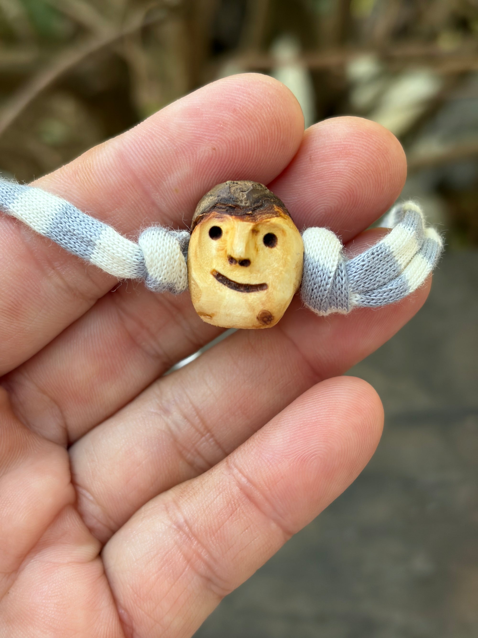 Armbandwichtel Tjorik handgeschnitzt aus magischer Baumperle