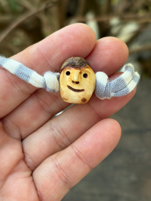 Armbandwichtel Tjorik handgeschnitzt aus magischer Baumperle
