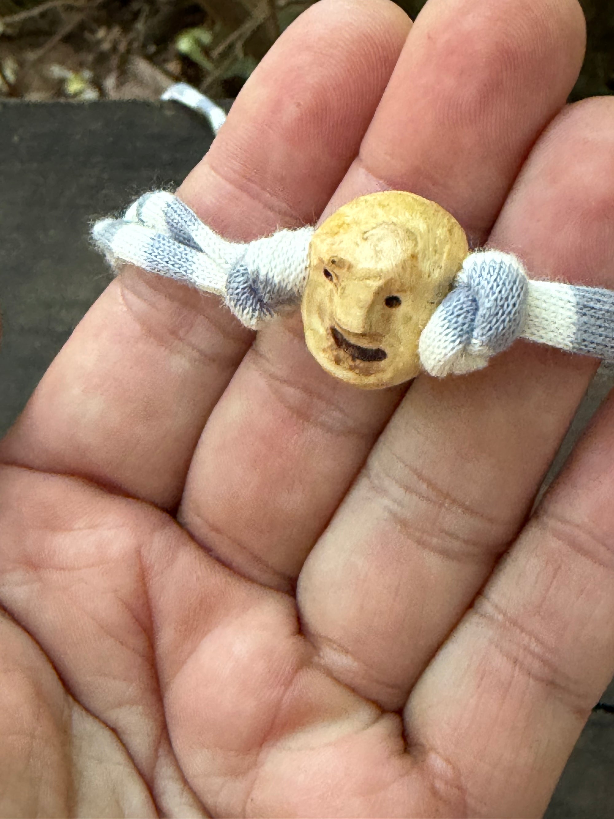 Armbandwichtel Bralvik handgeschnitzt aus magischer Baumperle