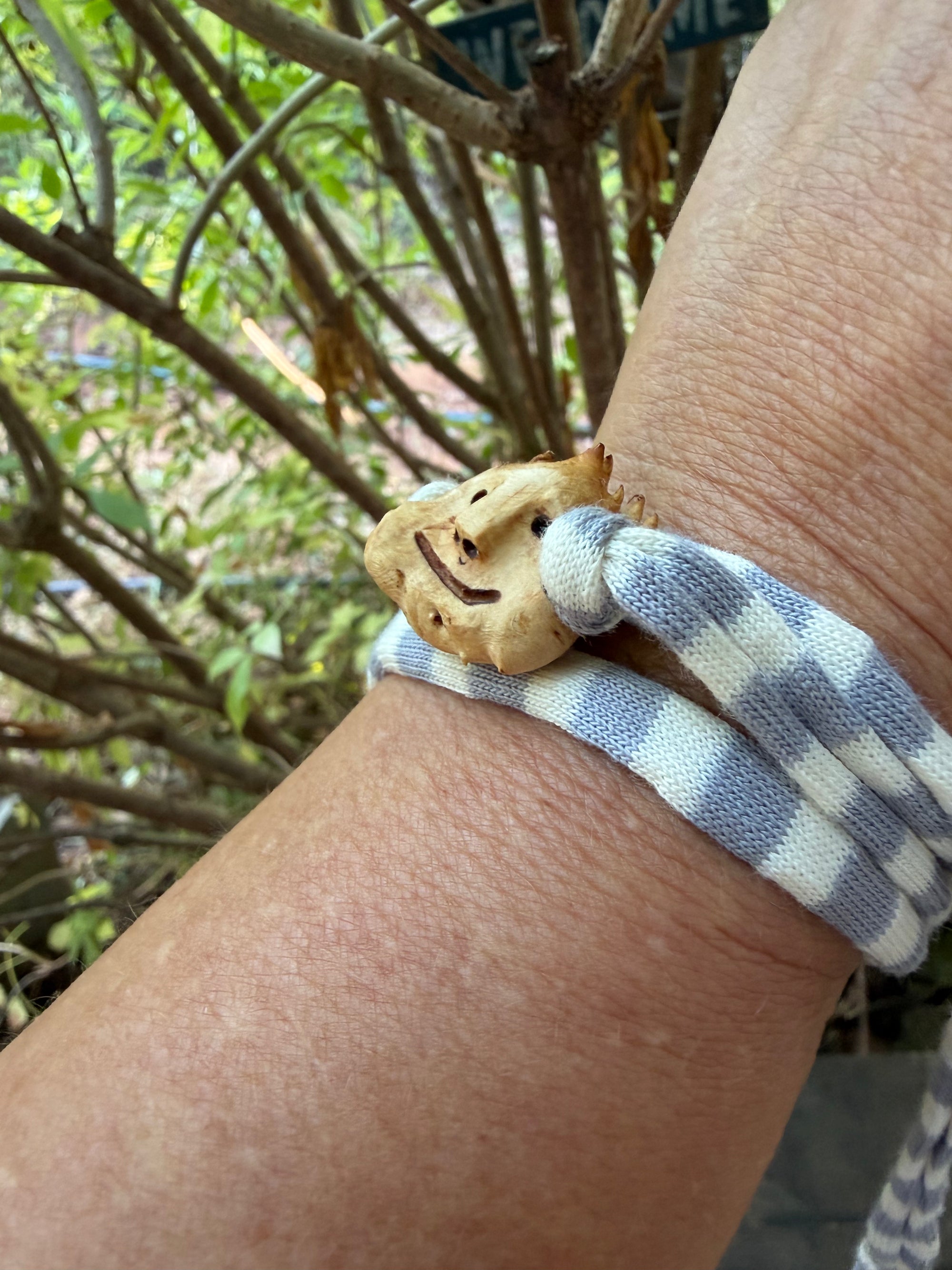 Armbandwichtel Knurik handgeschnitzt aus magischer Baumperle