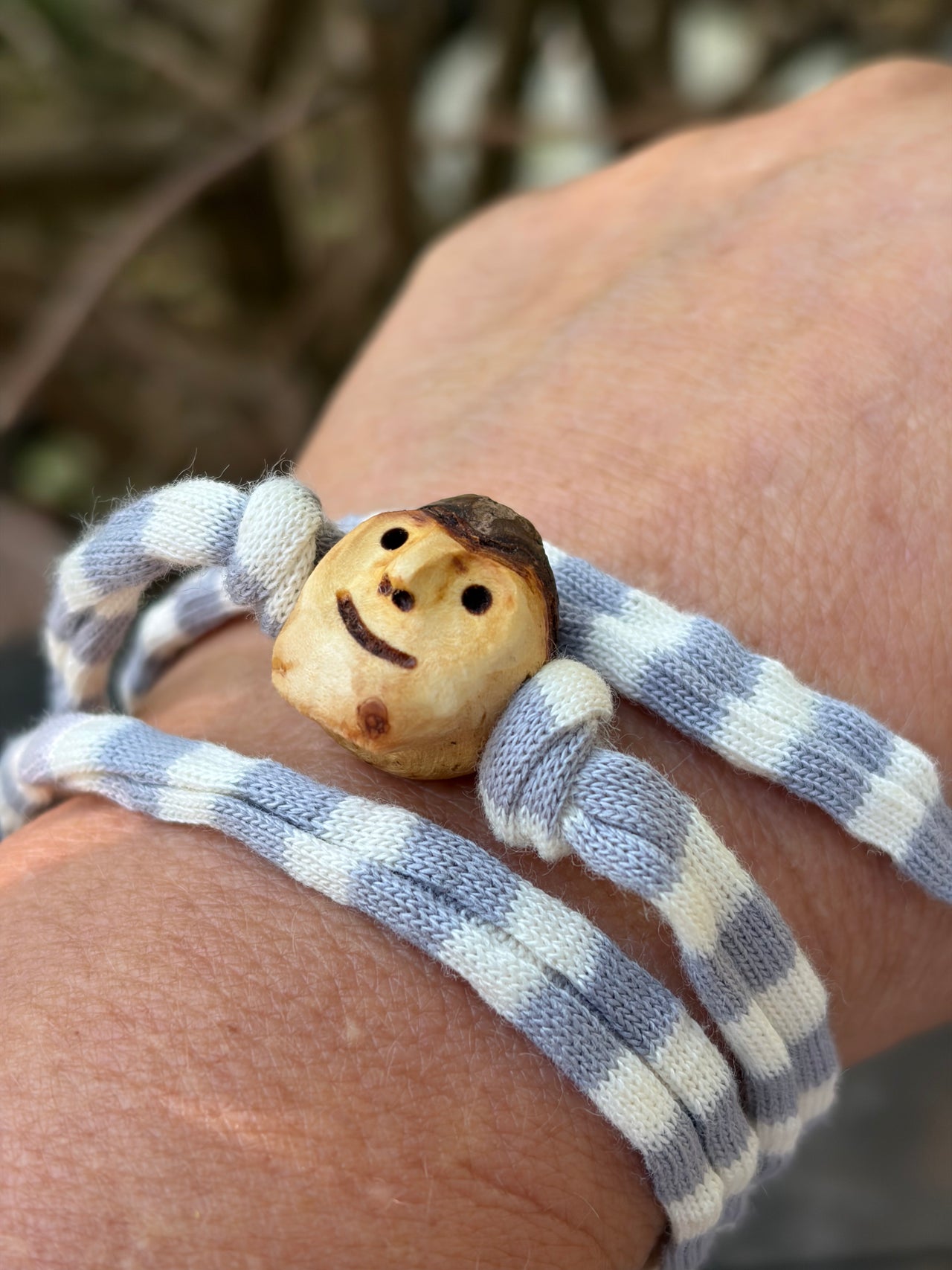 Armbandwichtel Tjorik handgeschnitzt aus magischer Baumperle