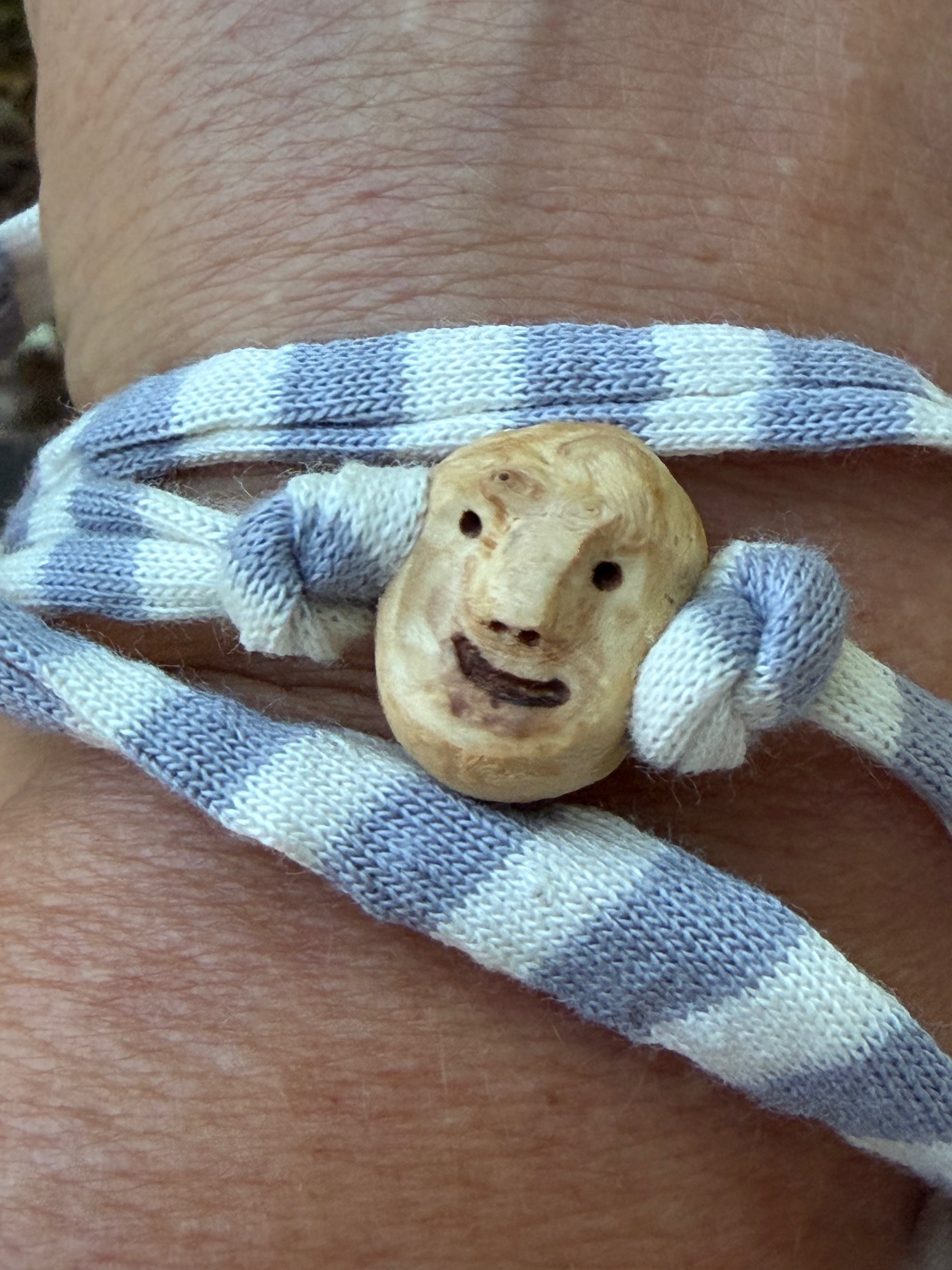Armbandwichtel Bralvik handgeschnitzt aus magischer Baumperle