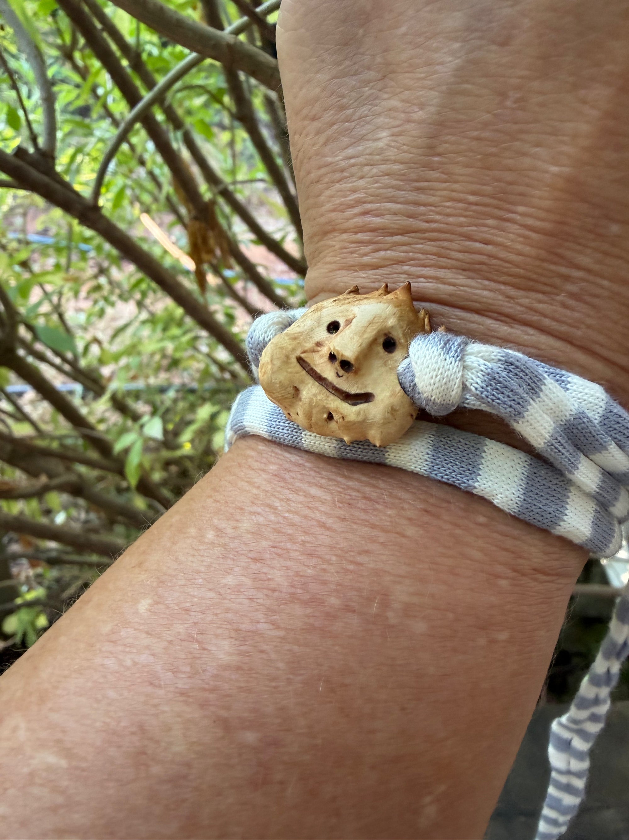 Armbandwichtel Knurik handgeschnitzt aus magischer Baumperle