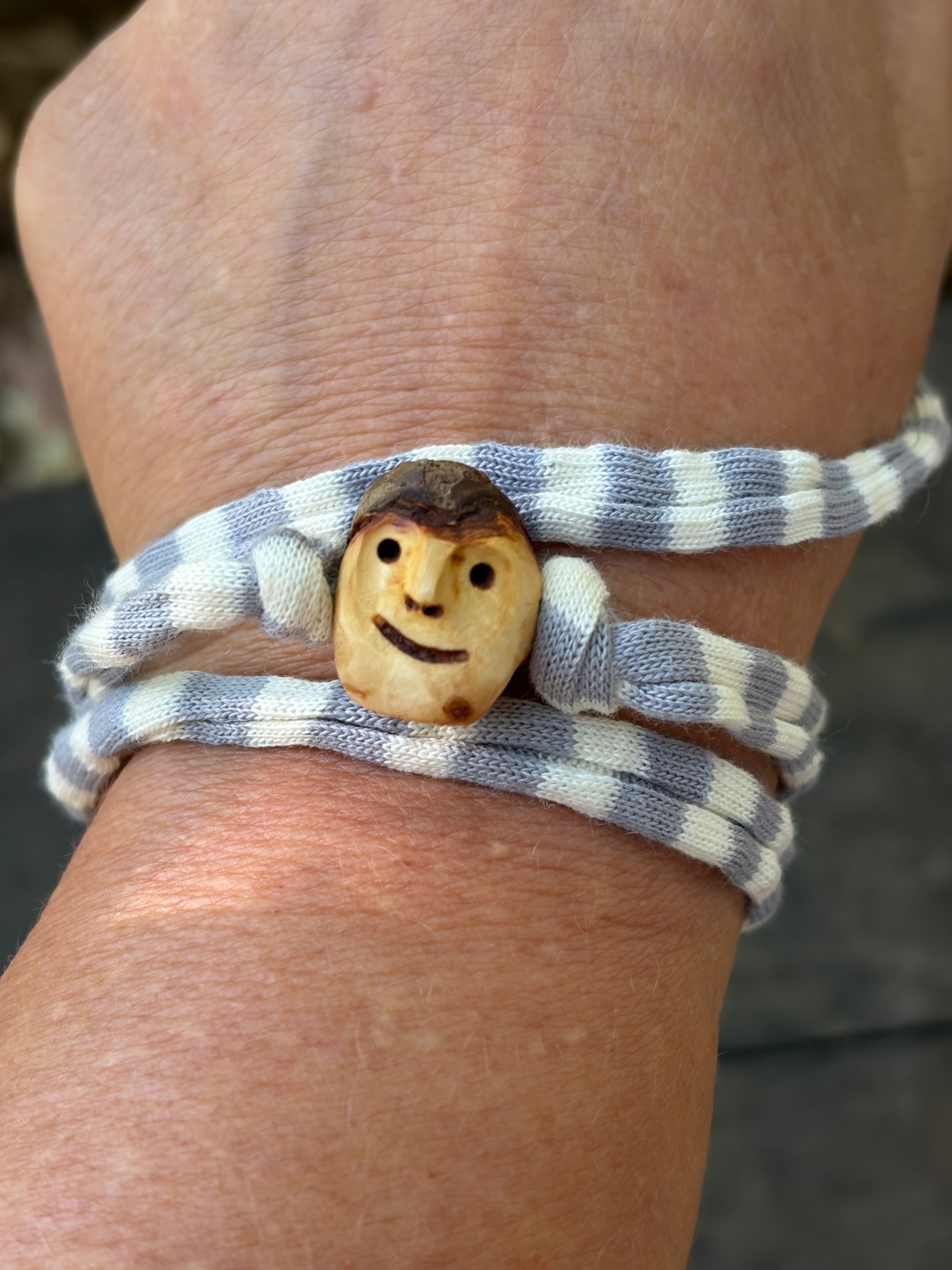 Armbandwichtel Tjorik handgeschnitzt aus magischer Baumperle
