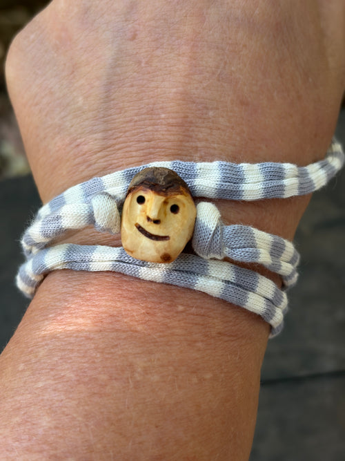 Armbandwichtel Tjorik handgeschnitzt aus magischer Baumperle
