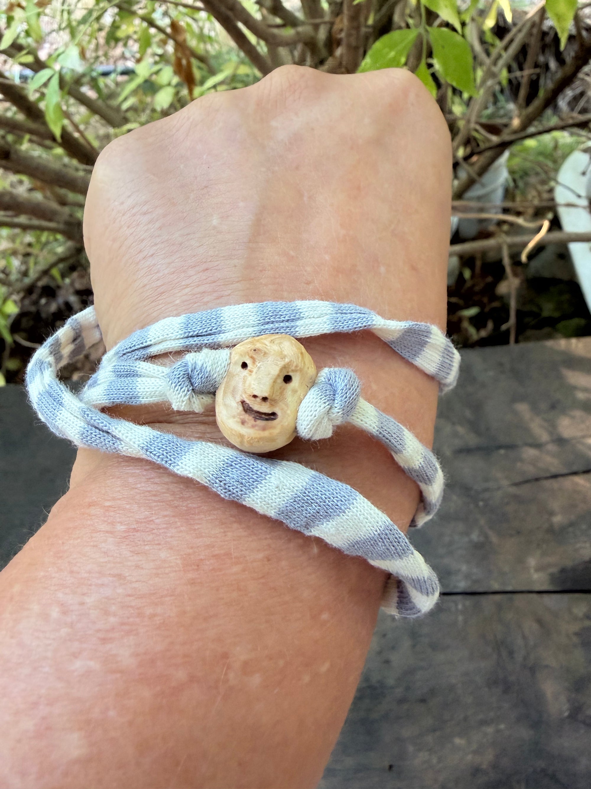 Armbandwichtel Bralvik handgeschnitzt aus magischer Baumperle