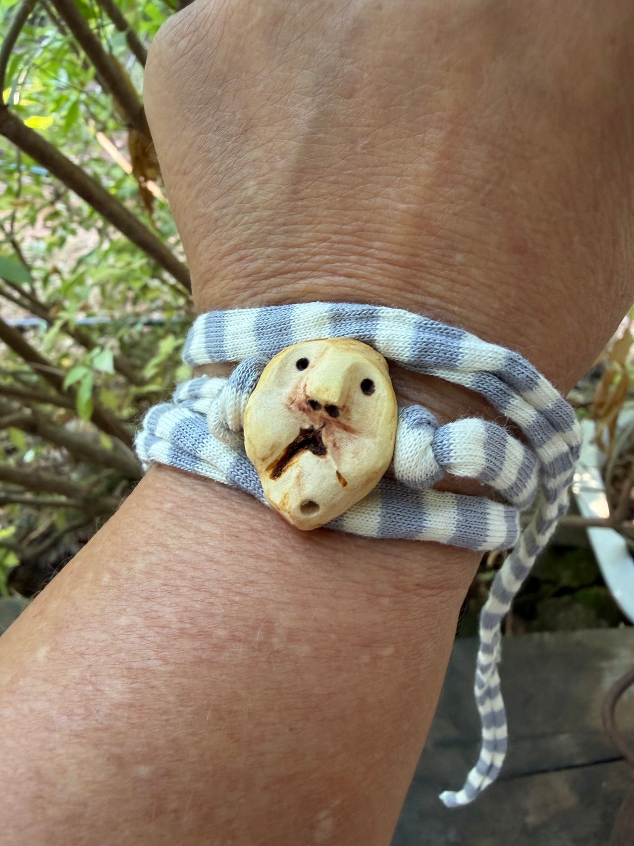 Armbandwichtel Fjoran handgeschnitzt aus magischer Baumperle