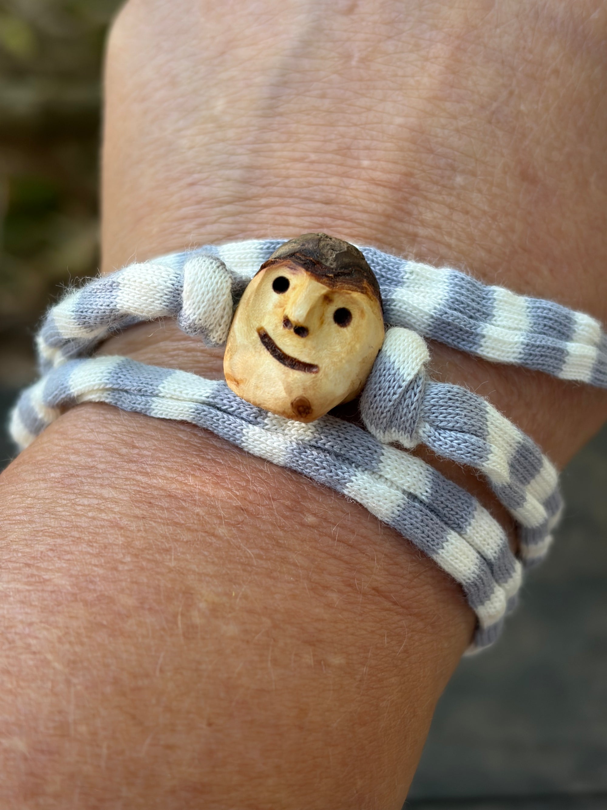 Armbandwichtel Tjorik handgeschnitzt aus magischer Baumperle