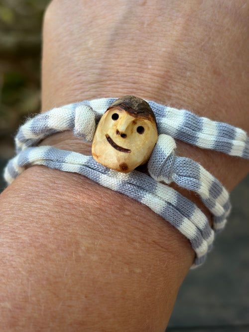 Armbandwichtel Tjorik handgeschnitzt aus magischer Baumperle
