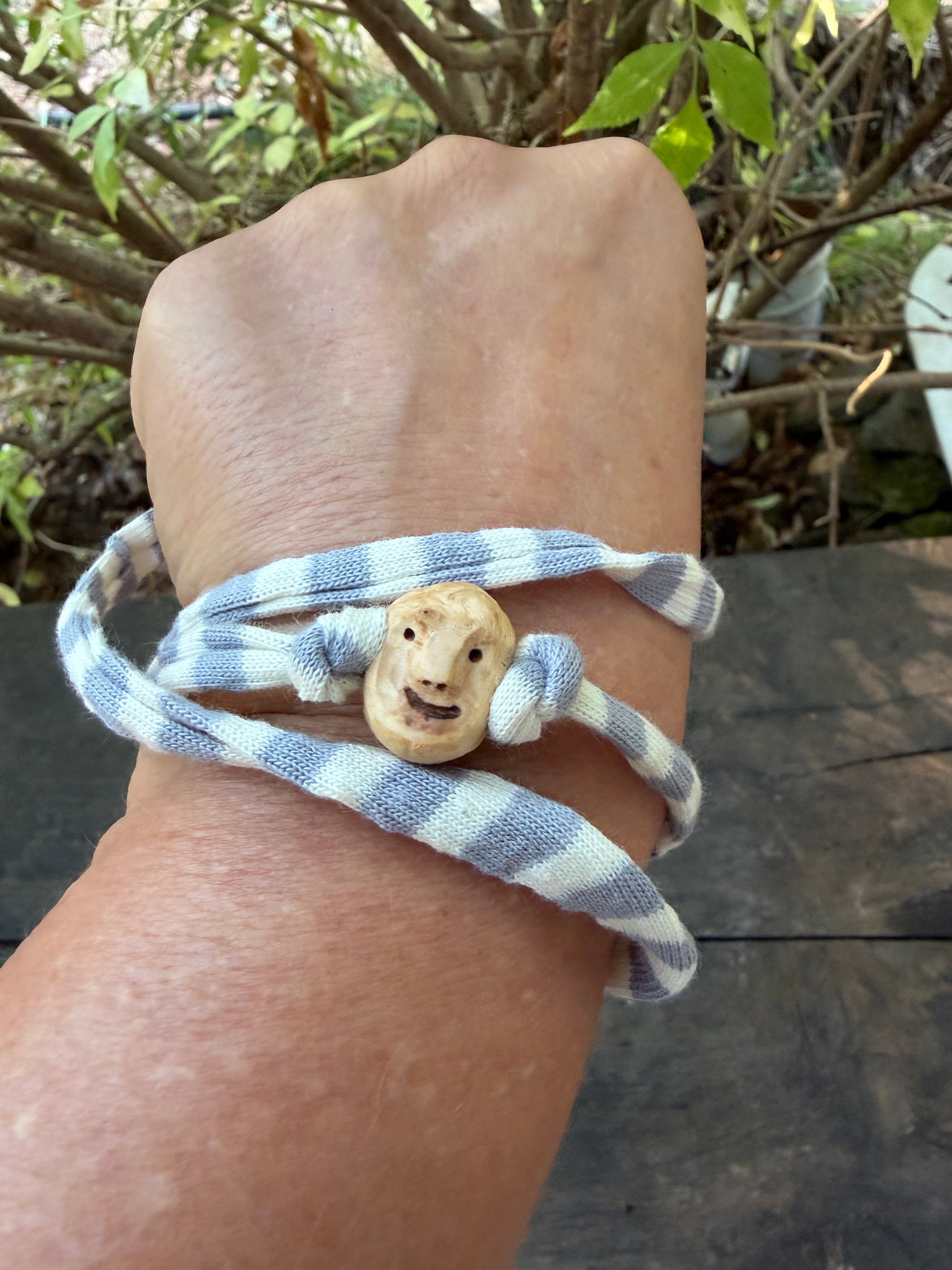Armbandwichtel Bralvik handgeschnitzt aus magischer Baumperle