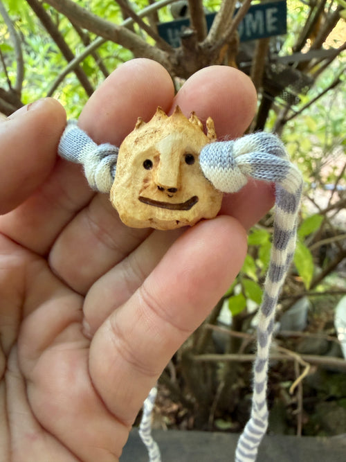 Armbandwichtel Knurik handgeschnitzt aus magischer Baumperle