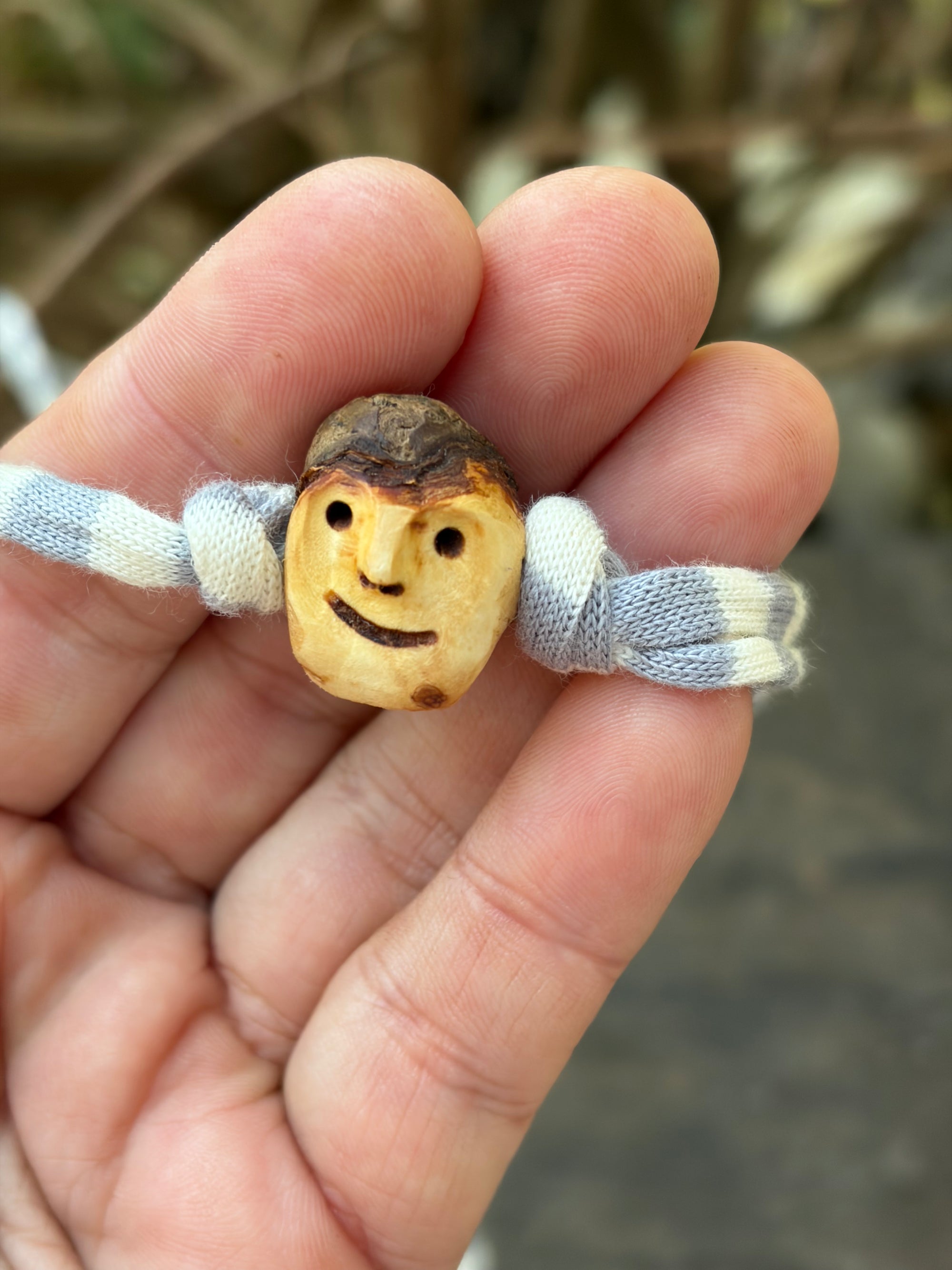 Armbandwichtel Tjorik handgeschnitzt aus magischer Baumperle