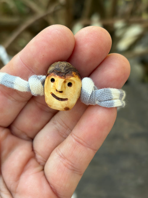 Armbandwichtel Tjorik handgeschnitzt aus magischer Baumperle