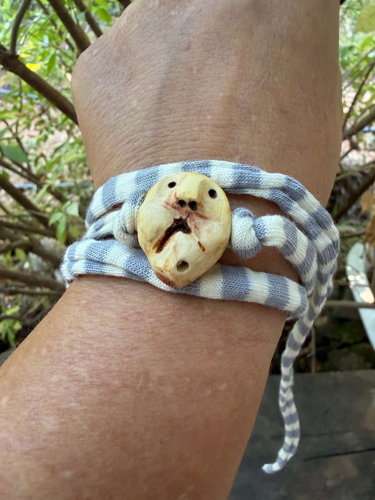 Armbandwichtel Fjoran handgeschnitzt aus magischer Baumperle
