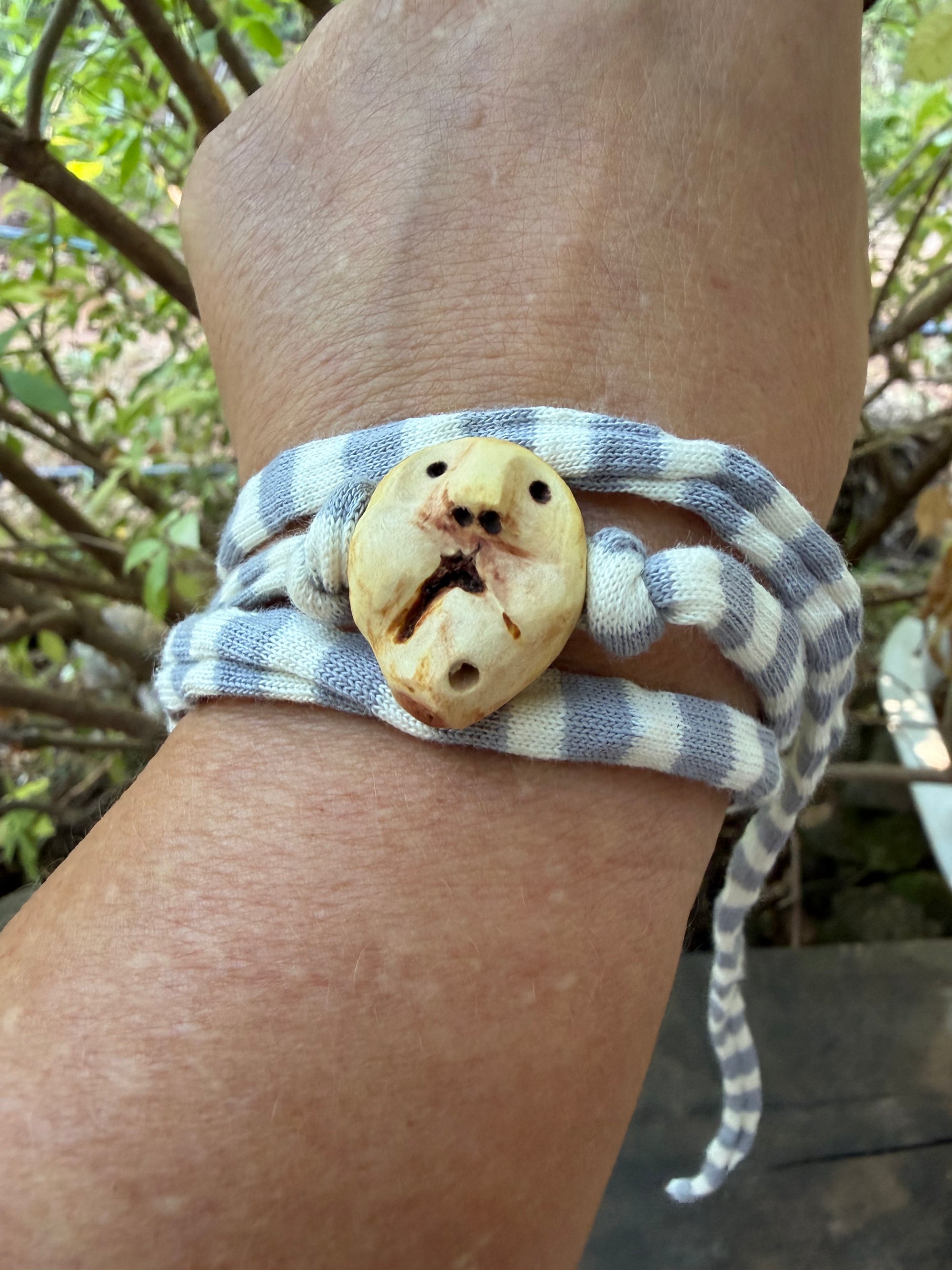 Armbandwichtel Fjoran handgeschnitzt aus magischer Baumperle