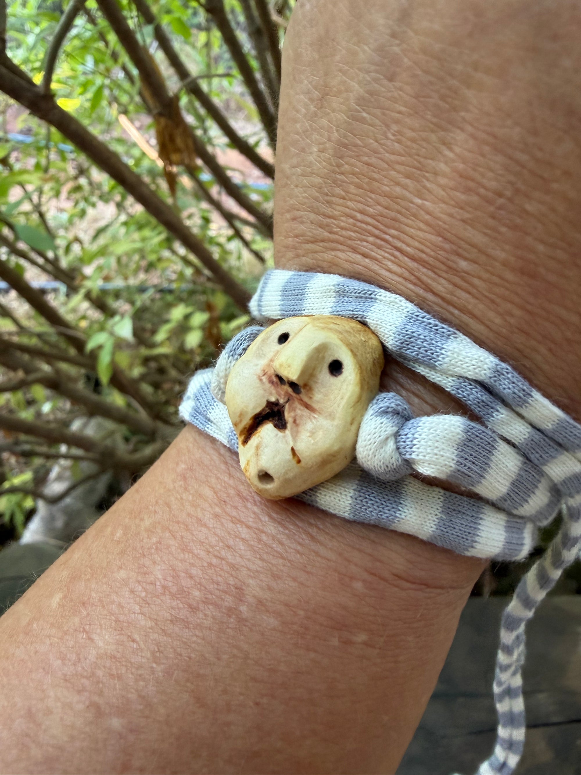 Armbandwichtel Fjoran handgeschnitzt aus magischer Baumperle