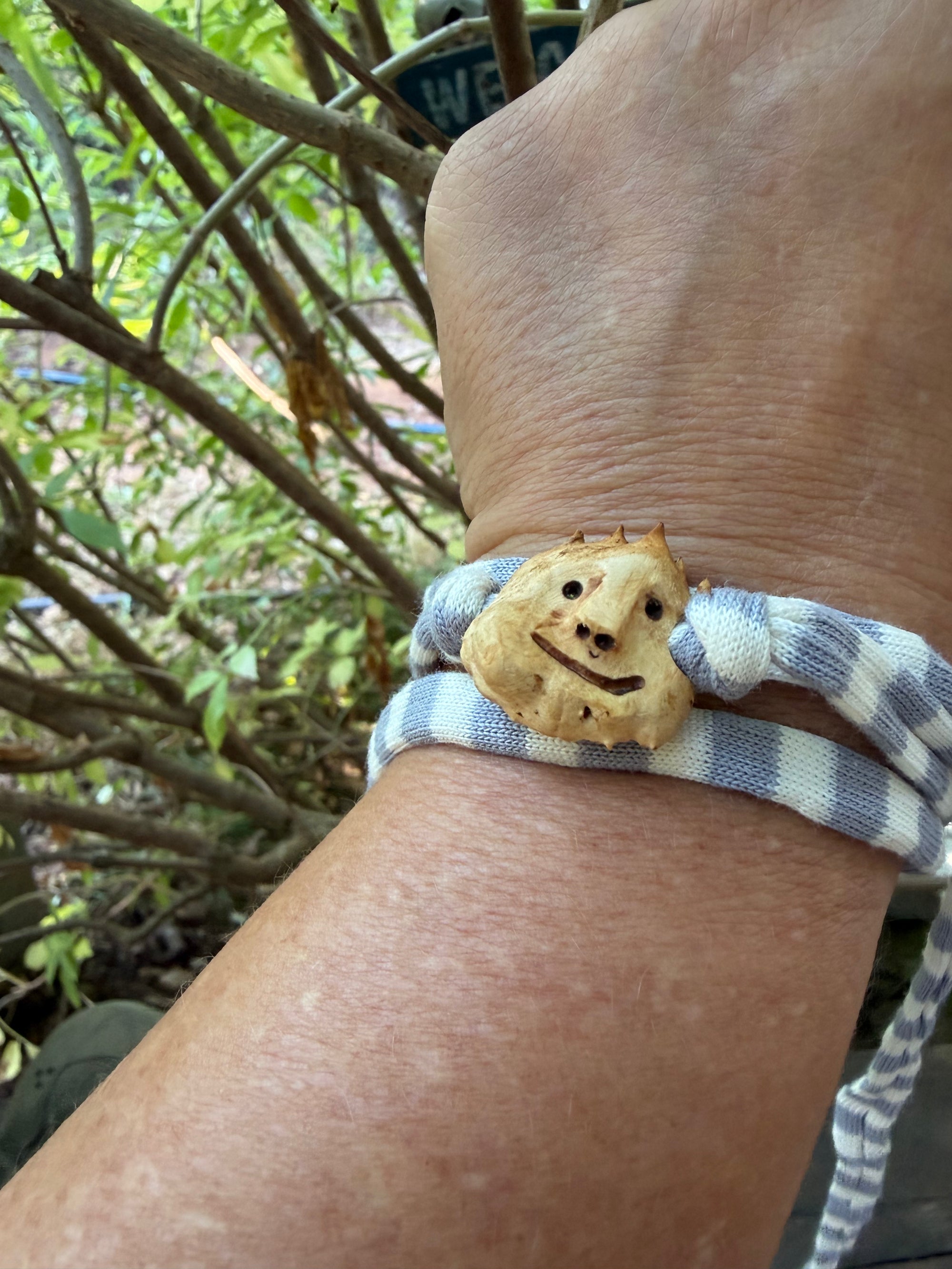 Armbandwichtel Knurik handgeschnitzt aus magischer Baumperle