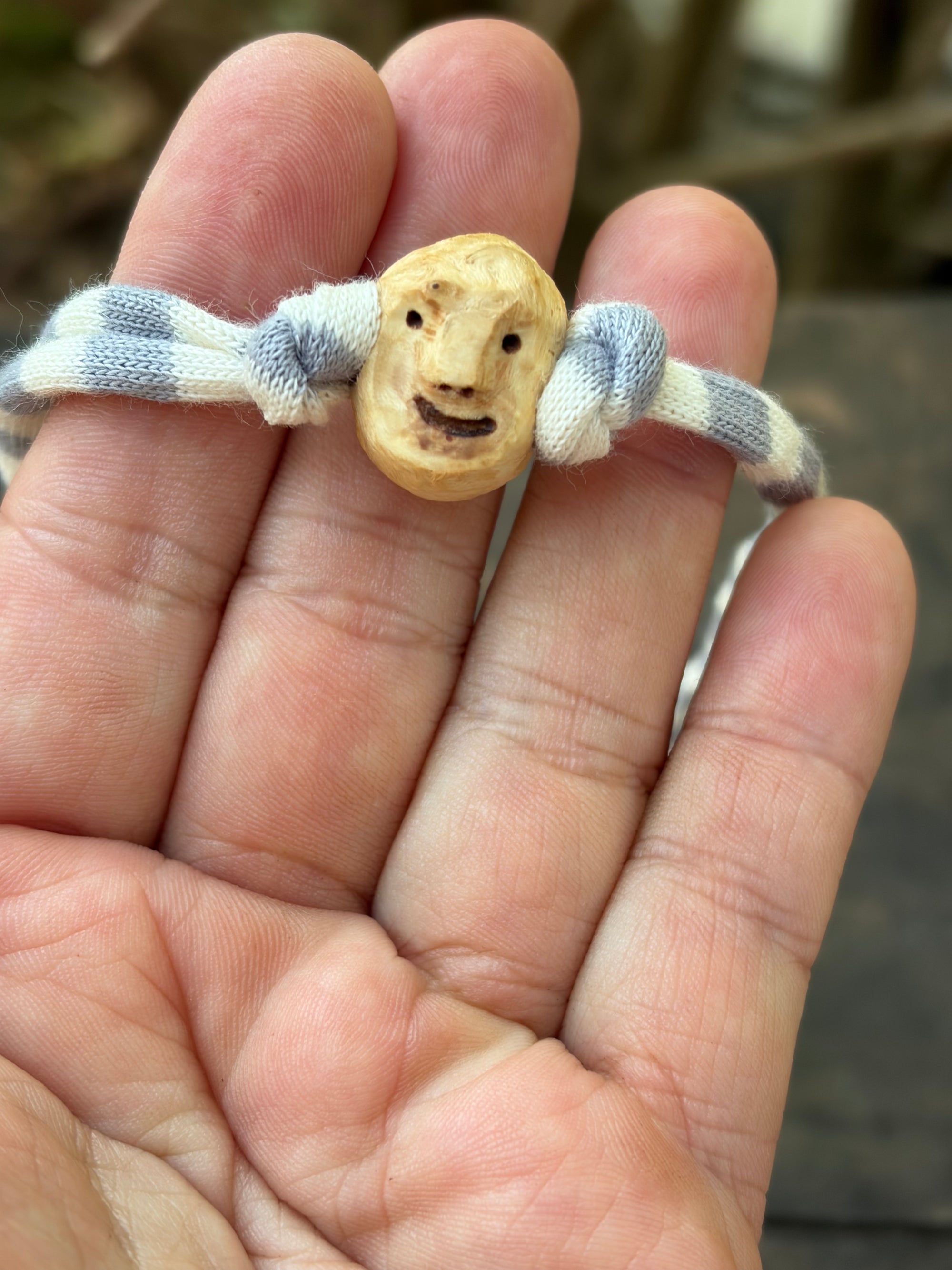 Armbandwichtel Bralvik handgeschnitzt aus magischer Baumperle