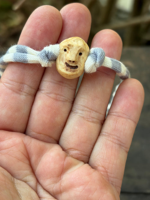 Armbandwichtel Bralvik handgeschnitzt aus magischer Baumperle