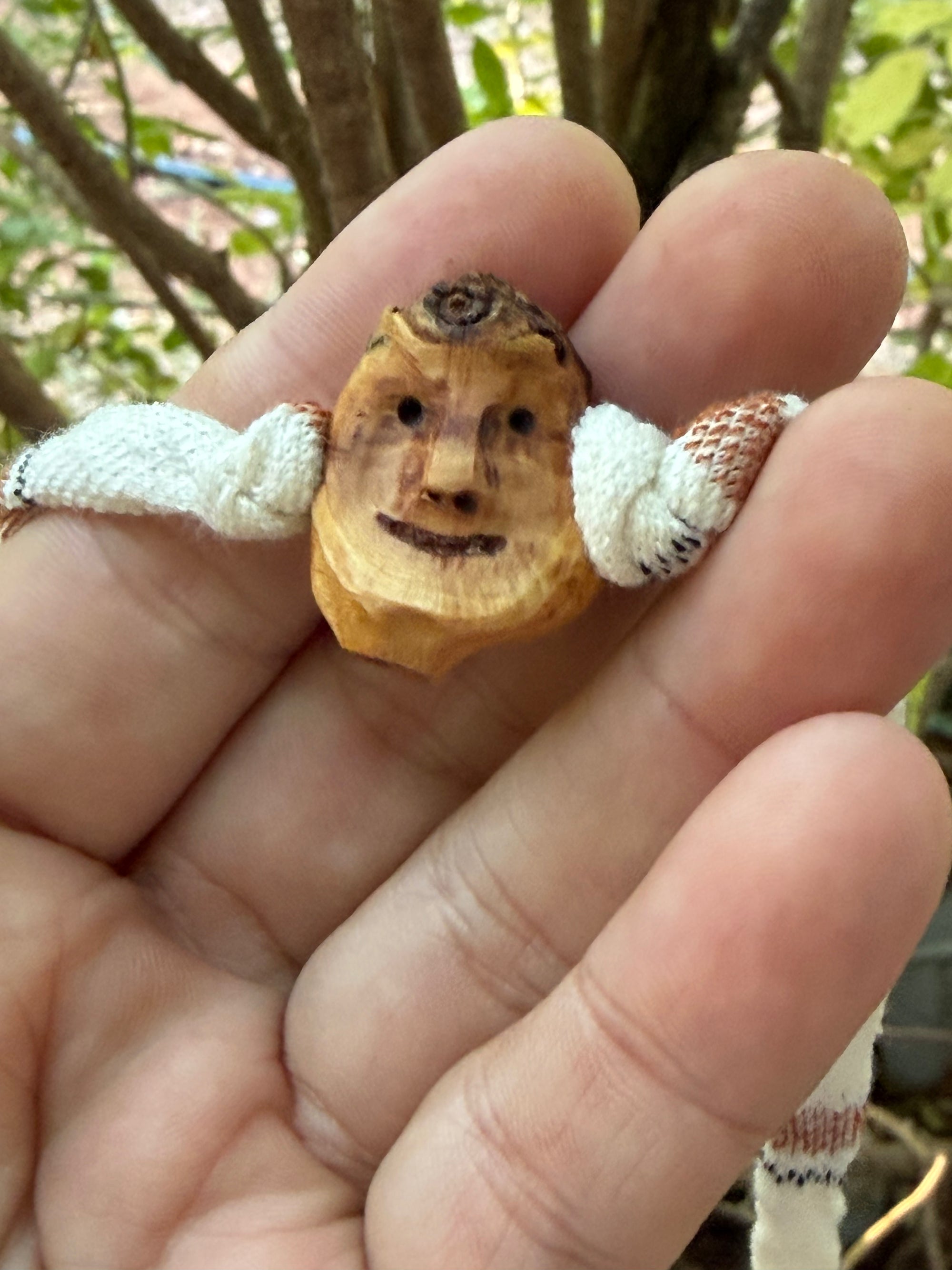 Armbandwichtel Grumil handgeschnitzt aus magischer Baumperle