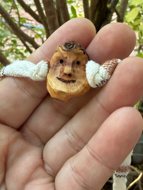 Armbandwichtel Grumil handgeschnitzt aus magischer Baumperle