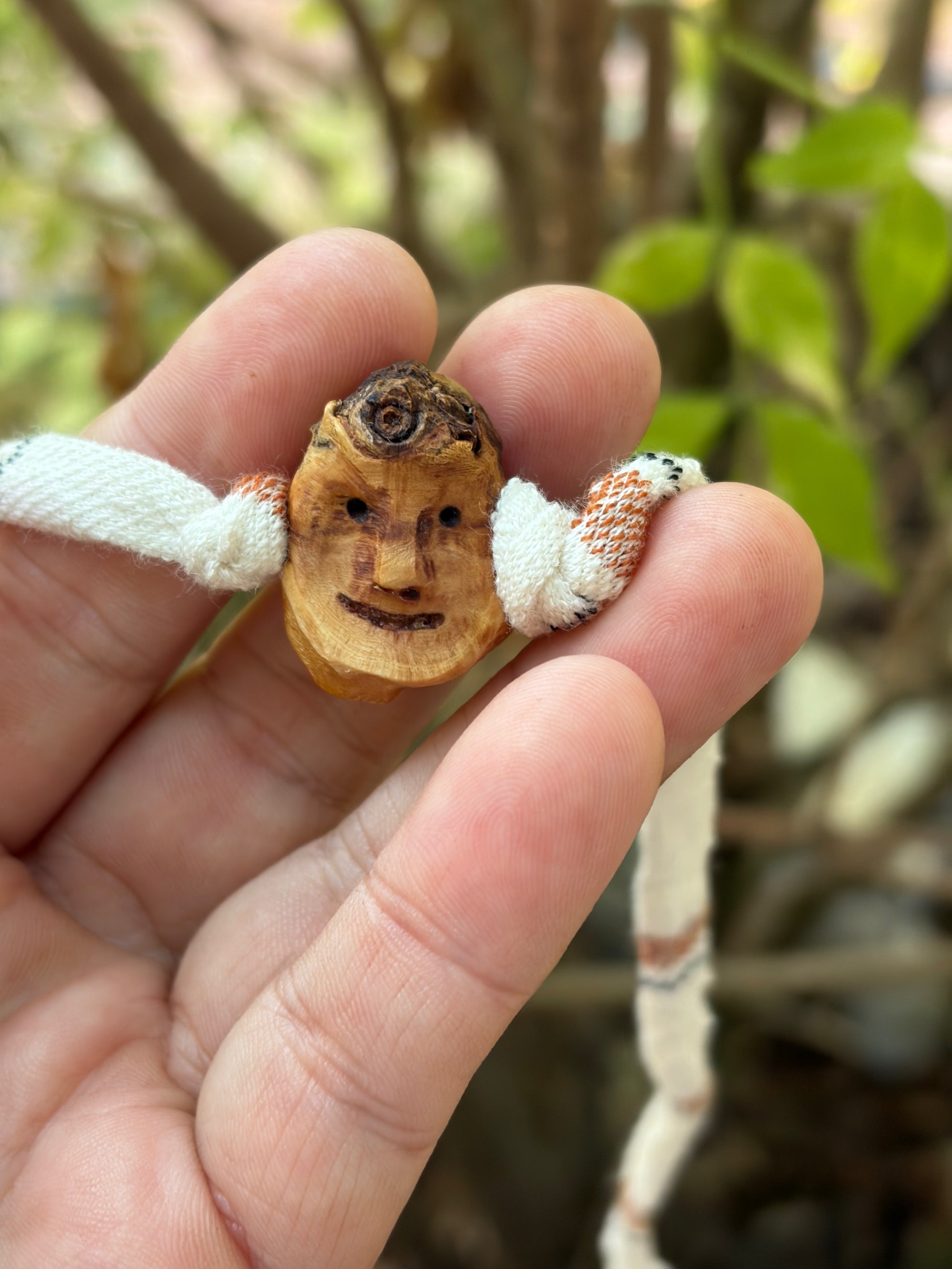 Armbandwichtel Grumil handgeschnitzt aus magischer Baumperle