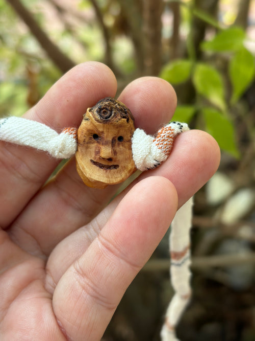 Armbandwichtel Grumil handgeschnitzt aus magischer Baumperle